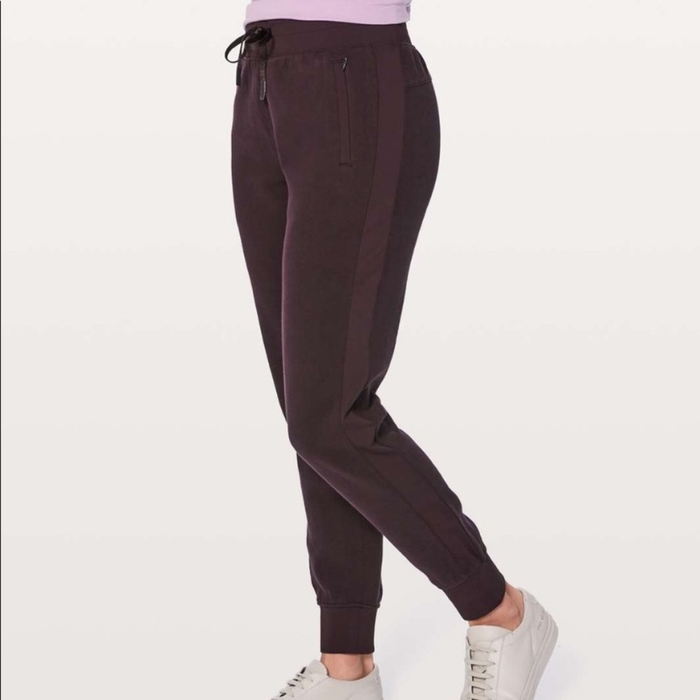 Lululemon joggers size 6 (FITS LIKE A 4)